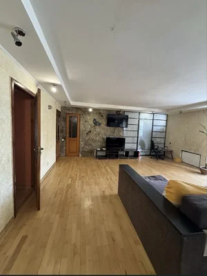 Продається 3 кімнатна квартира з автономним опаленням.