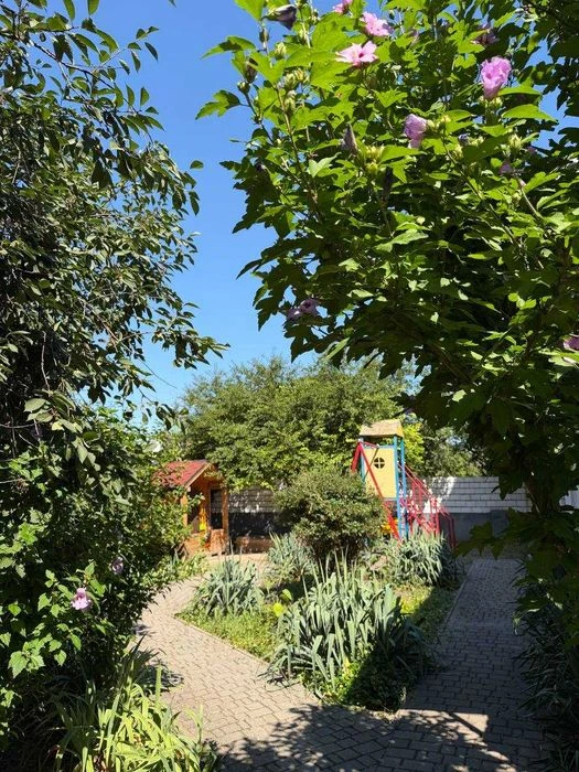 Продам квартиру-студію з євроремонтом та власним паркомісцем