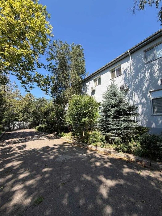 Продам квартиру-студію з євроремонтом та власним паркомісцем