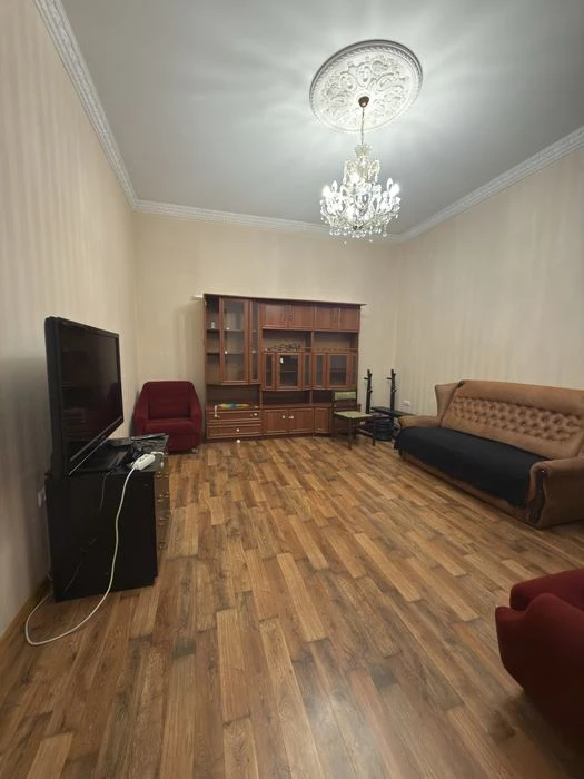 Продається 2 кімнатна квартира в центрі Одеси.
