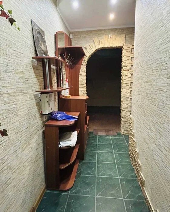 Продається простора  2 - кімнатна квартира