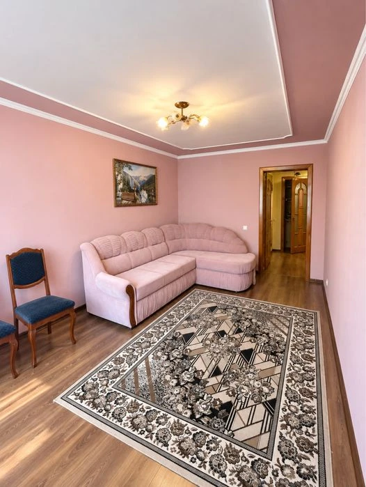 Продається велика 2-кім. квартира в новобудові , кухня-студі