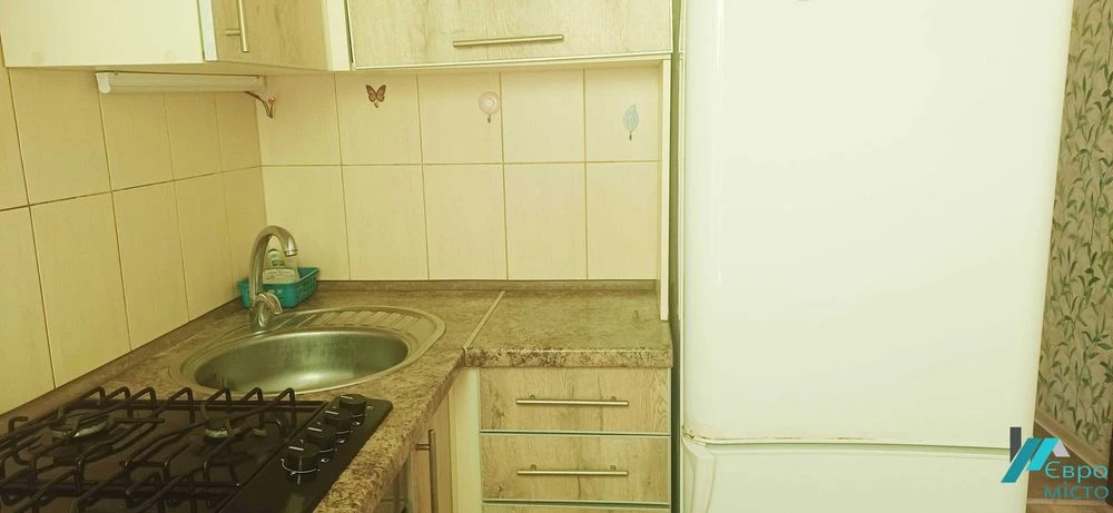 продам 2 кімнатну квартиру на 2поверсі, окремі кімнати
