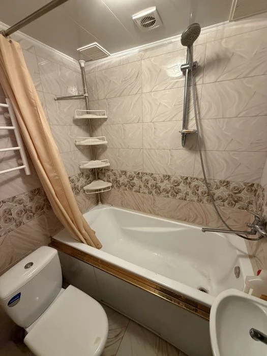 Продам частину будинку в р-ні 9ї Гімназії, 72,1м2, заїзд, ба