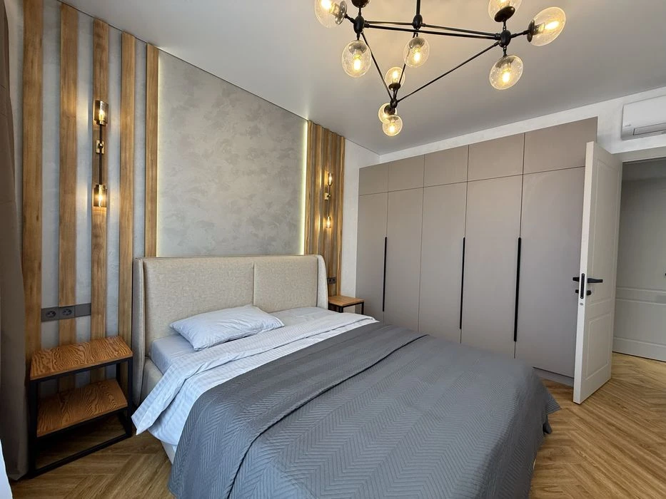 Продаж 2к квартири 63 кв. м Варшавський 3
