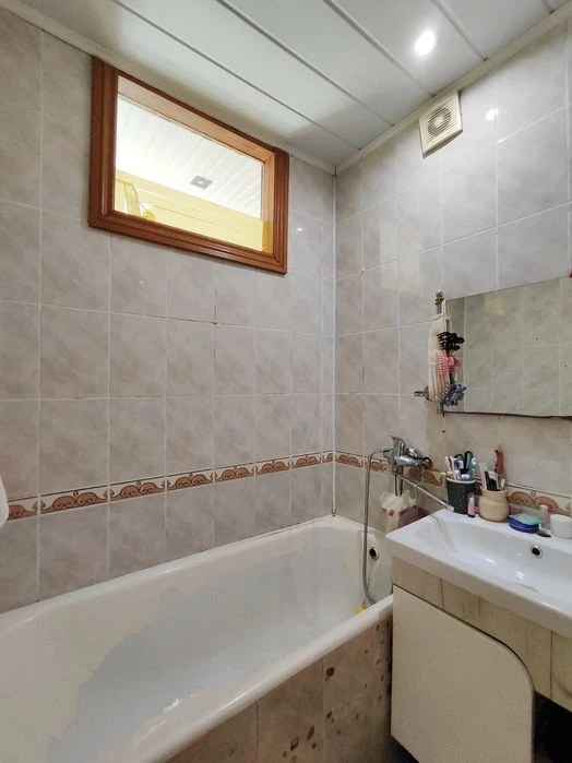 )( Продаж 2-К квартири біля парку