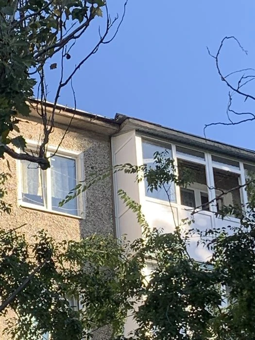 Продам теплу  2-кімнатну квартиру у зручному районі.