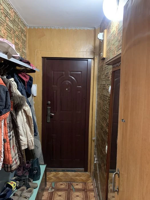 Продам теплу  2-кімнатну квартиру у зручному районі.