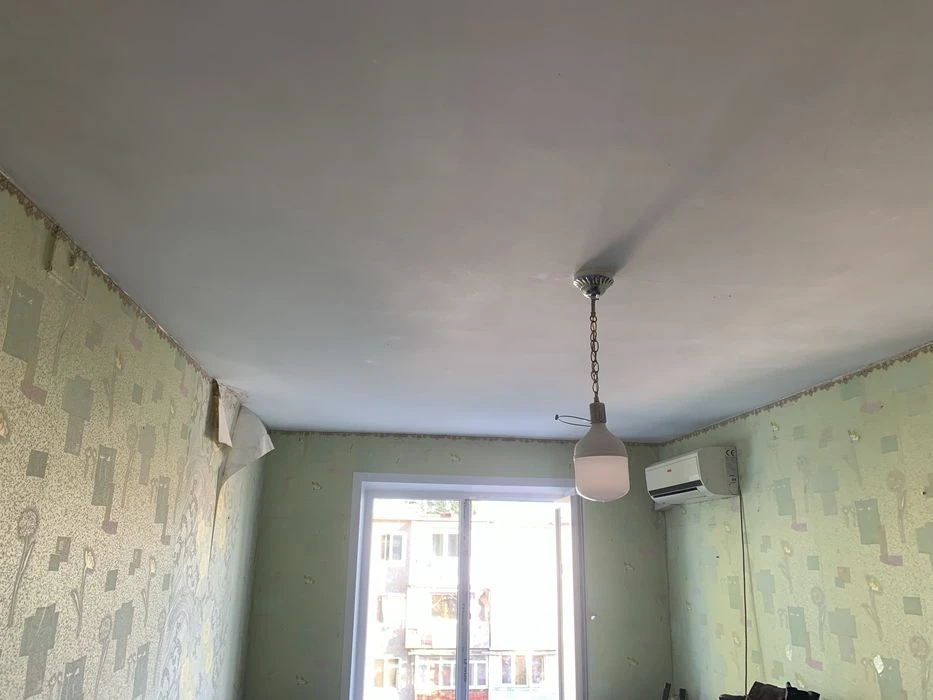 Продам теплу  2-кімнатну квартиру у зручному районі.