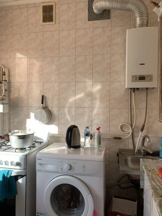 Продам теплу  2-кімнатну квартиру у зручному районі.