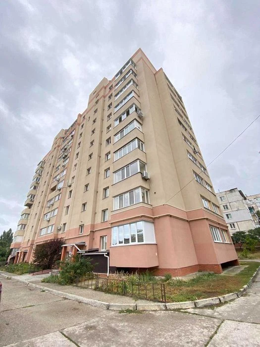 Продам 3-х кімнатну студію з автономкою на Харківський.