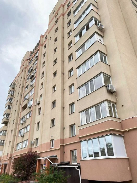 Продам 3-х кімнатну студію з автономкою на Харківський.