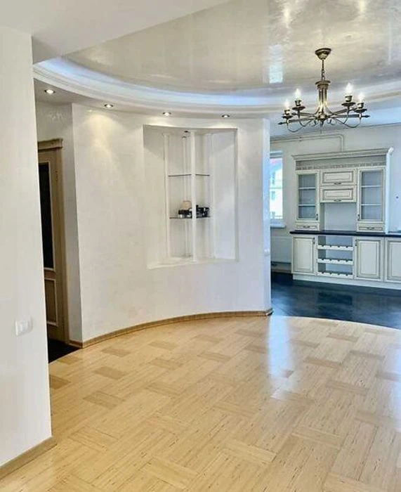 Продаж 4-к. квартири 5/5ц 128/65/17м² вул. Джорджа Вашингтон