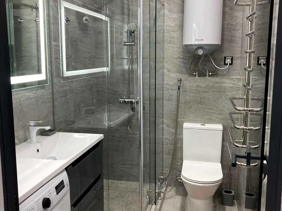 Квартира. Київ, Салютна вул., 2к