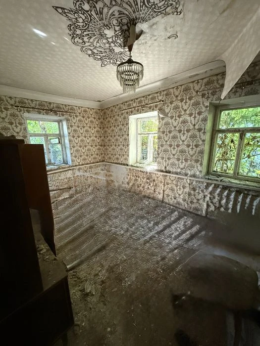 Продається земельна ділянка з хатою під ремонт біля проспект