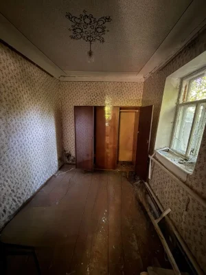 Продається земельна ділянка з хатою під ремонт біля проспект