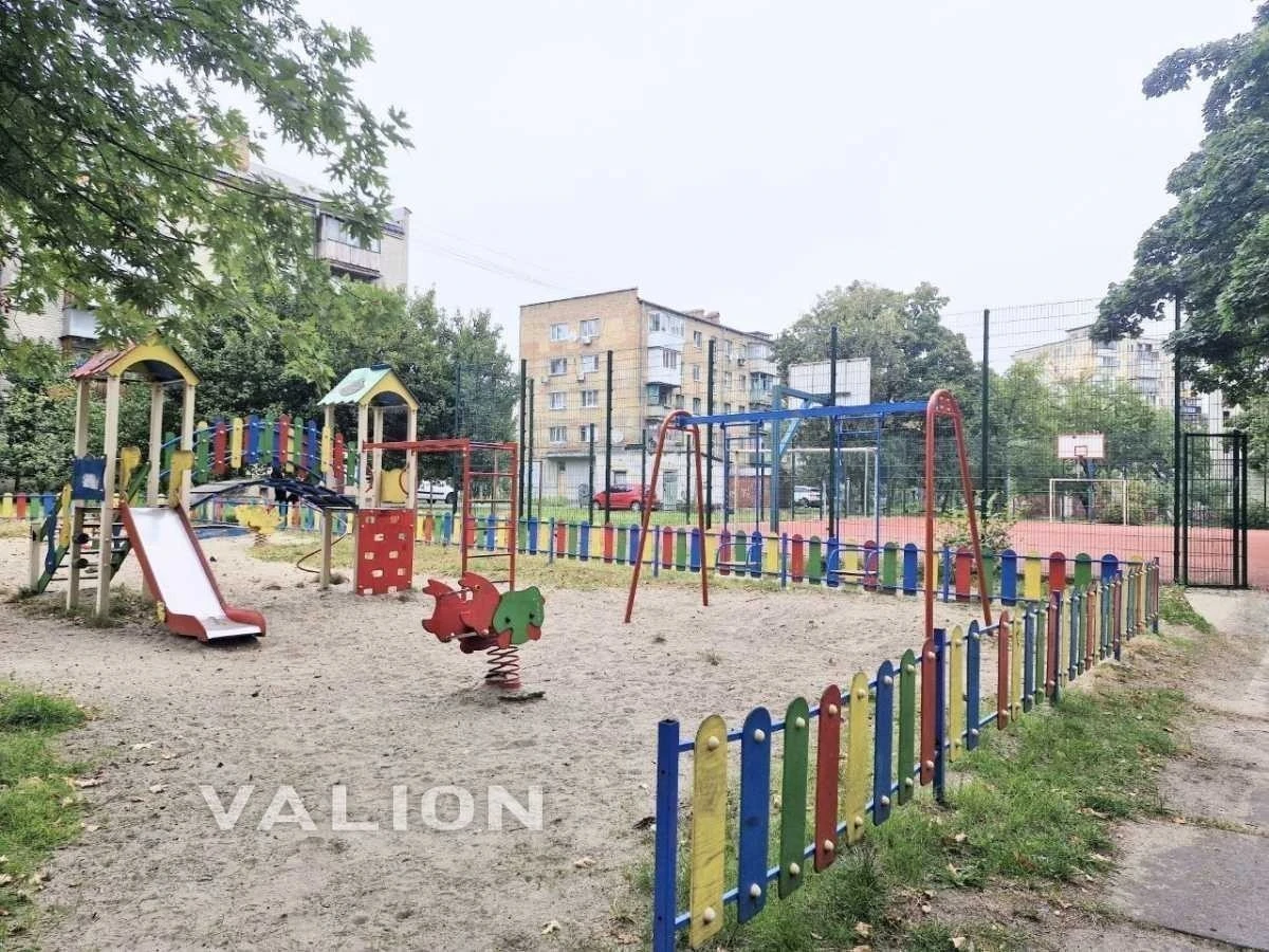Продаж 3-кімнатної квартири 55.6 м², Новодарницька вул., 23/