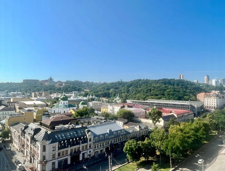 З кім квартира у центрі Подолу біля метро