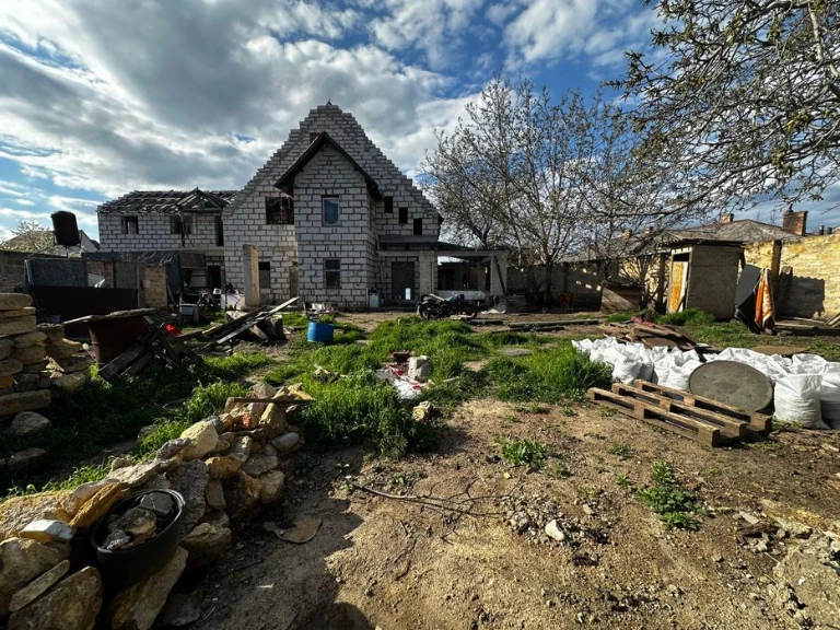 I will sell a front plot with an unfinished house in district 411