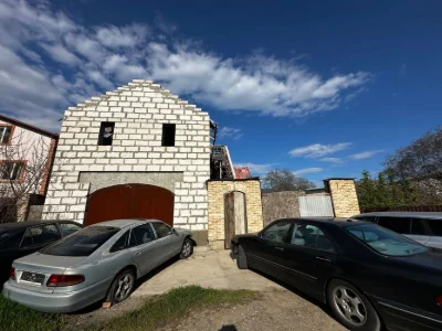 Продам  фасадный участок с не достроенным домом в районе 411