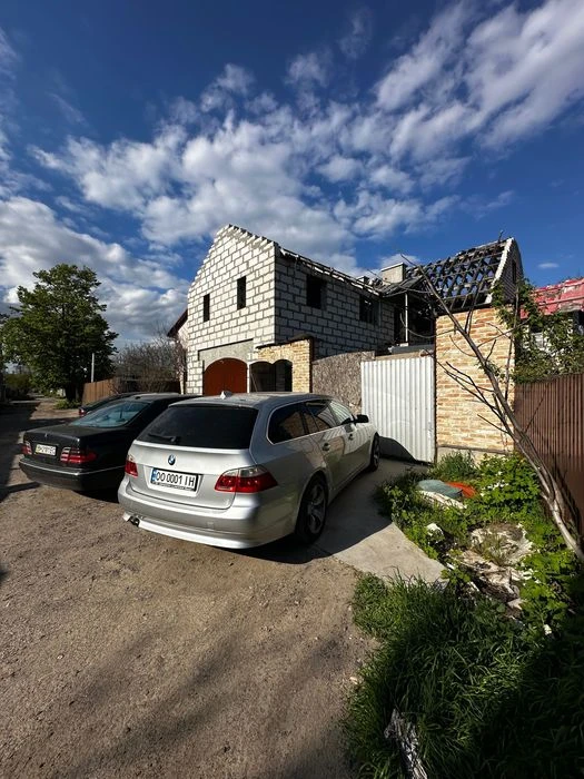 Продам  фасадный участок с не достроенным домом в районе 411