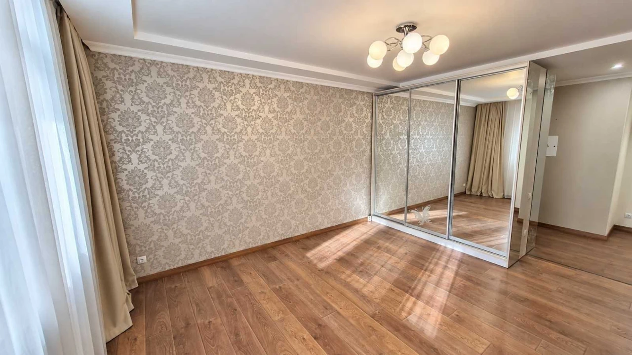 Продаж 1-кімнатної квартири 52 м², Михайла Донця вул., Ломон