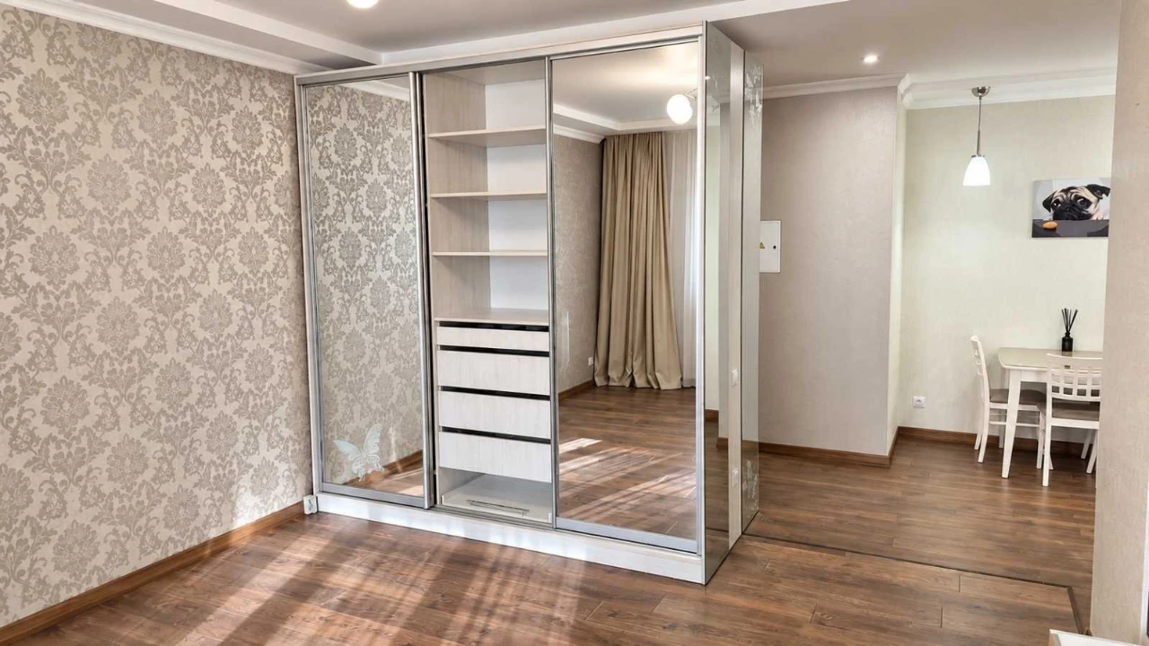 Продаж 1-кімнатної квартири 52 м², Михайла Донця вул., Ломон