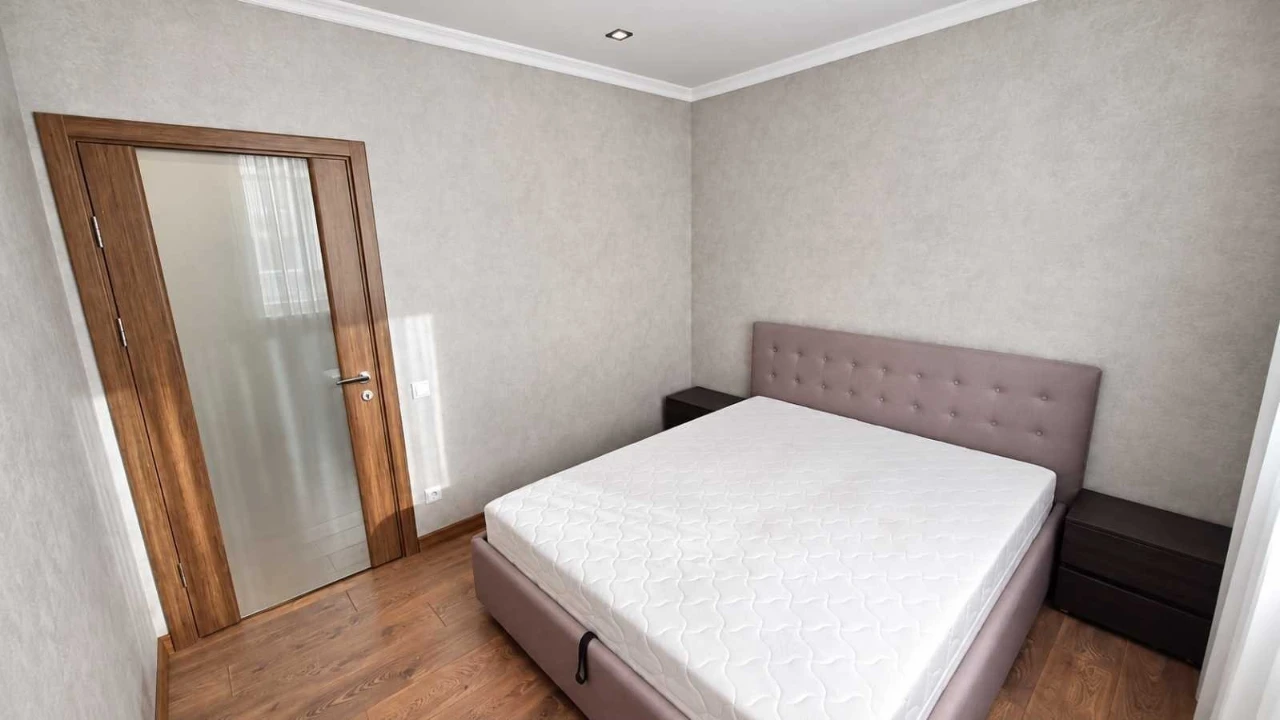 Продаж 1-кімнатної квартири 52 м², Михайла Донця вул., Ломон