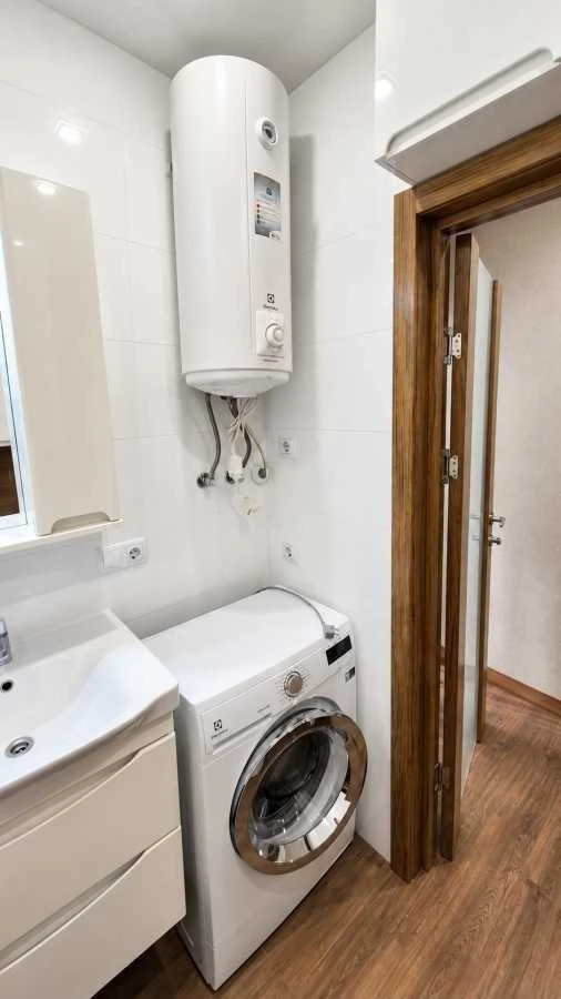 Продаж 1-кімнатної квартири 52 м², Михайла Донця вул., Ломон