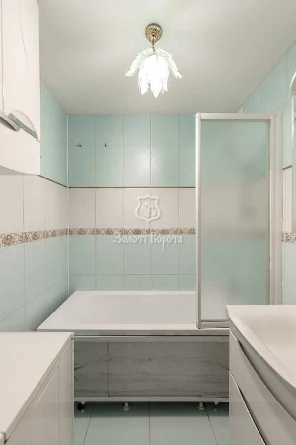 Продаж 3-кімнатної квартири 75.3 м², Ревуцького вул., 44