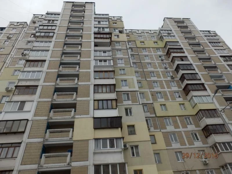 Продаж 3-кімнатної квартири 75.3 м², Ревуцького вул., 44