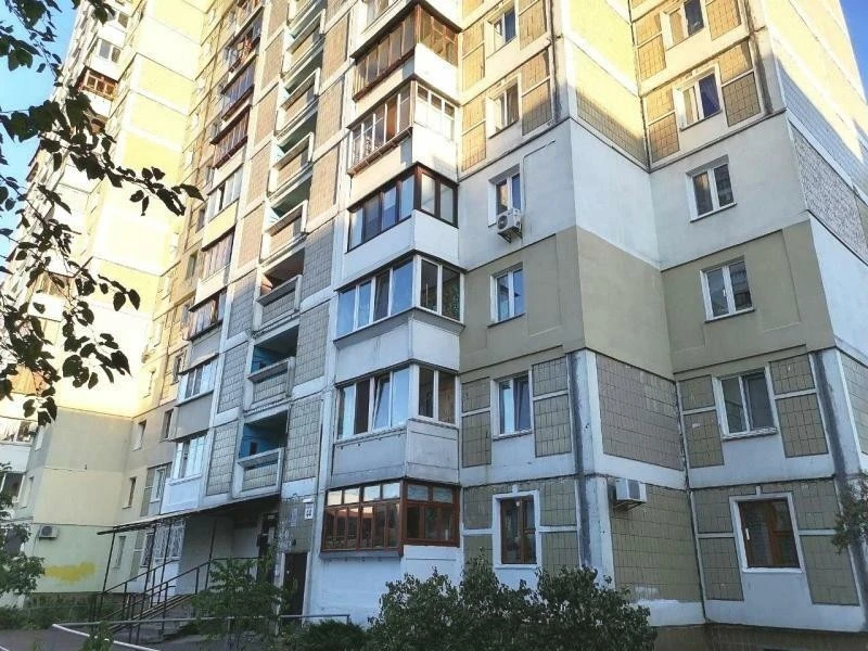 Продаж 3-кімнатної квартири 75.3 м², Ревуцького вул., 44