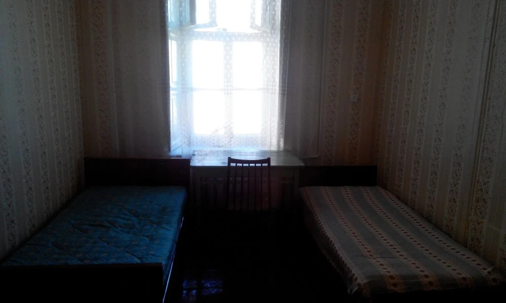 I will sell my 2 rooms in the commune. Center. Railway station.