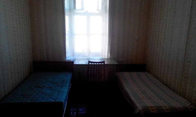 I will sell my 2 rooms in the commune. Center. Railway station.