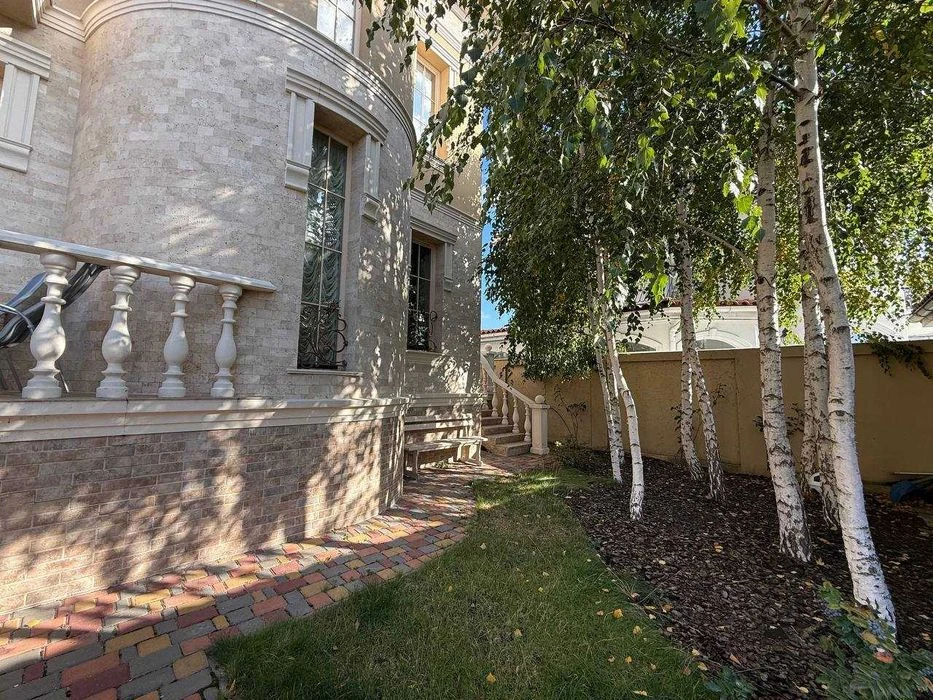 Продам хозяйский дом у моря в Совиньоне — 296 м², закрытый п