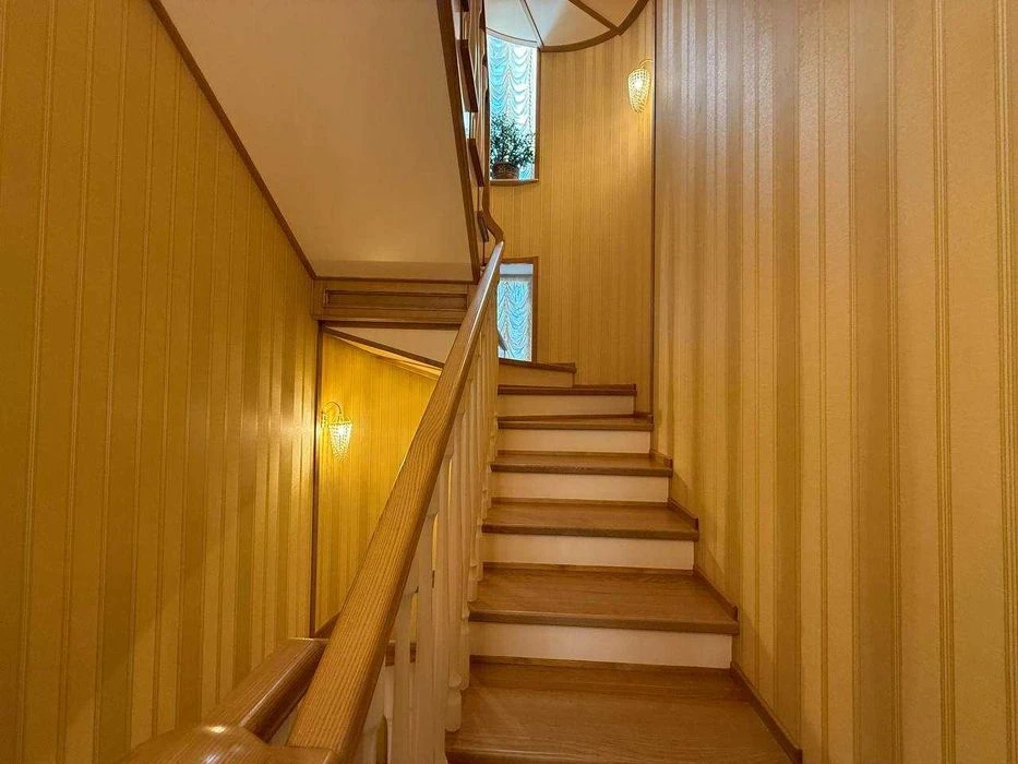 Продам хозяйский дом у моря в Совиньоне — 296 м², закрытый п