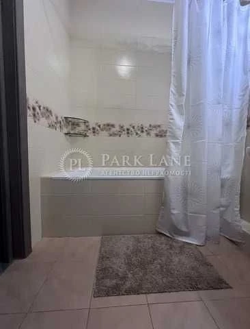 For sale 1-room apartment in the center of the residential complex Elegant Zhylyanska University of Ge