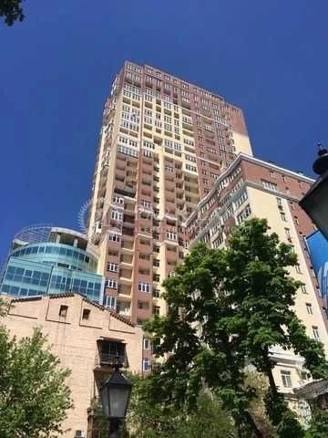 For sale 1-room apartment in the center of the residential complex Elegant Zhylyanska University of Ge