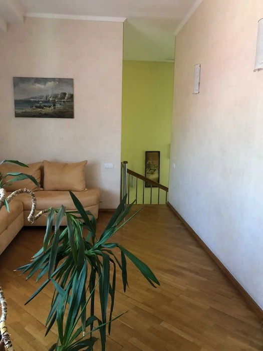 Продам  3 эт дом  в Аркадии с участком
