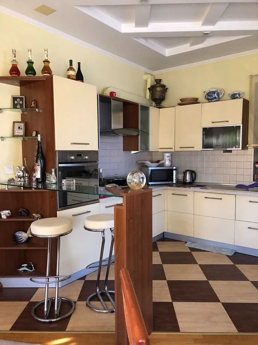 Продам  3 эт дом  в Аркадии с участком