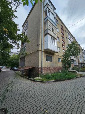 Трикімнатна квартира в центрі з можливістю переобладнати під