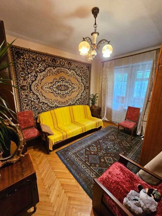 Трикімнатна квартира в центрі з можливістю переобладнати під