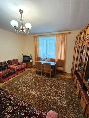 Трикімнатна квартира в центрі з можливістю переобладнати під