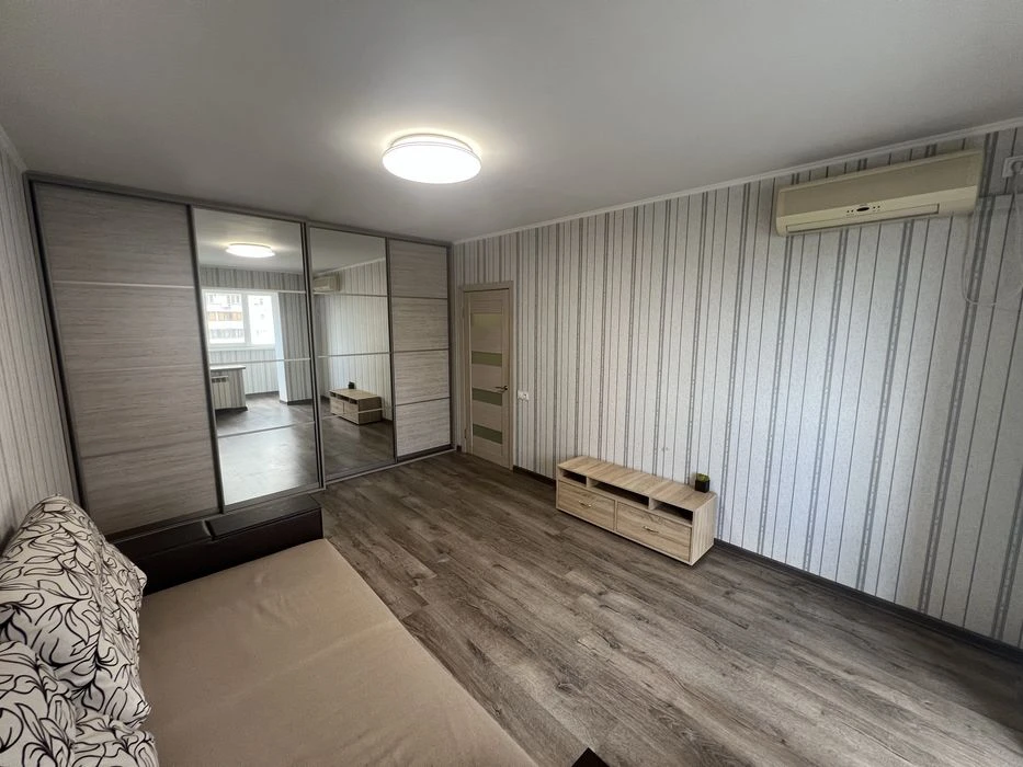 Продаж 1-к квартири 45м2, вул. Лариси Руденко 10-В, метро По