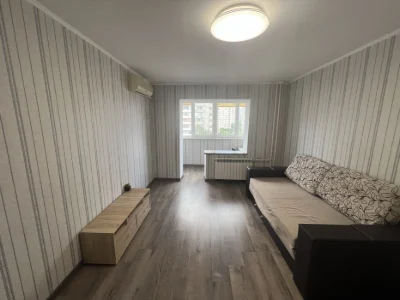 Продаж 1-к квартири 45м2, вул. Лариси Руденко 10-В, метро По
