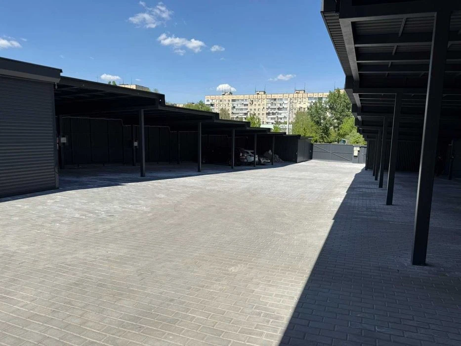 Паркоместо с зарядкой электромобиля
