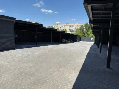 Паркоместо с зарядкой электромобиля