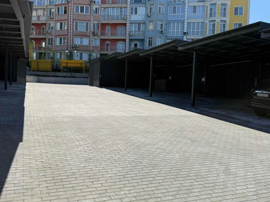 Паркоместо с зарядкой электромобиля