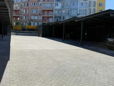 Паркоместо с зарядкой электромобиля