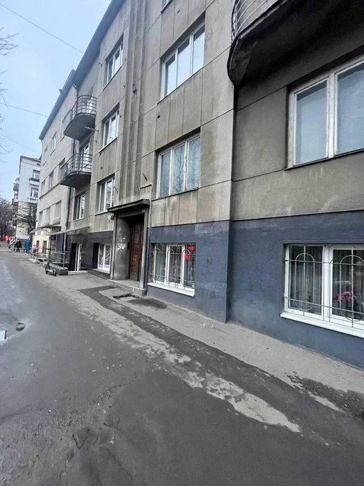 Продаж 1 кімнатної квартири (Цоколь) 33м² вул. Ярослава Паст